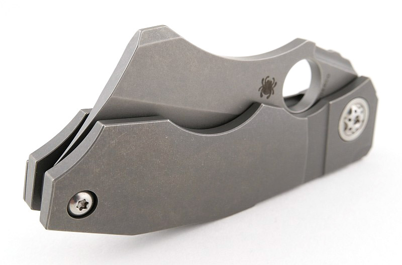 https://tacticalreviews.co.uk/wp/wp-content/uploads/2023/01/Spyderco-Stovepipe-07-angle-closed-P1003889.jpg