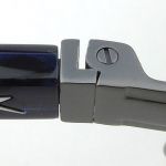 Opening the arms out further is possible due to the spring hinge.