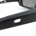A hole in the arm is used for the head strap fixing point.