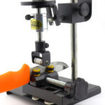 This is the Edge On Up SET (Structural Edge Tester). A precise load (the white tac on the platform is used to adjust the load) applies pressure to an 'impactor'.