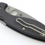 No surprise to see a Spyderco wire pocket clip.