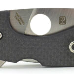 The large opening hole is fully accessible from both sides when the blade is closed.