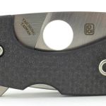 The large opening hole is fully accessible from both sides when the blade is closed.