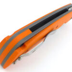 A striking choice of colour makes the spacer and handles stand out.
